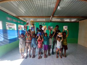 Satgas Yonif R 100/PS Bagikan Buku Tulis dan Perlengkapan Sekolah Untuk Anak Banda