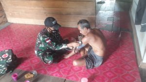 Satgas Yonif 642/Kps Berikan Layanan Kesehatan Warga Entikong