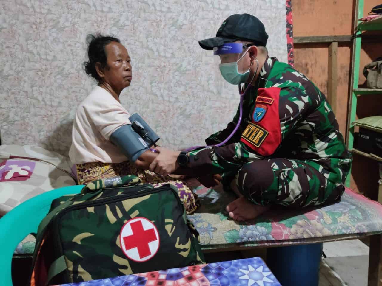 Satgas Yonif 642/Kps Berikan Layanan Kesehatan Warga Entikong