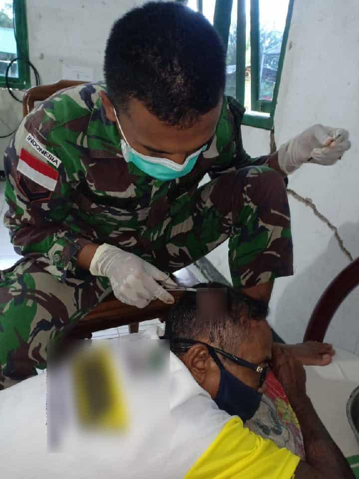 Alami Luka Robek Di kepala, Johari Diobati Tim Kesehatan Satgas Yonif 642/Kps