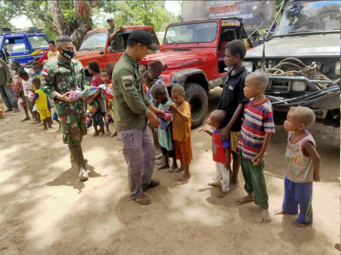 Satgas Yonif 125 Gandeng MCJ Bagikan Bingkisan dan Pakaian Bagi Anak-anak Kampung Kondo