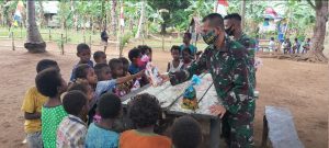 Satgas Yonif 125 Gandeng MCJ Bagikan Bingkisan dan Pakaian Bagi Anak-anak Kampung Kondo