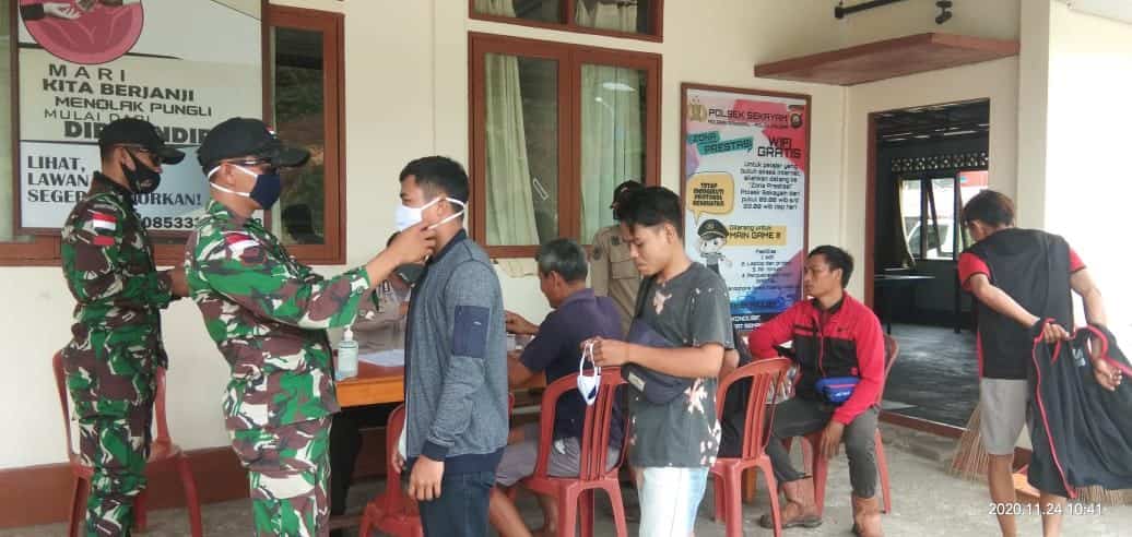 Satgas Yonif 642 Kapuas Bersama Instansi Terkait Berupaya Disiplinkan Masyarakat Jalankan Protokol Kesehatan