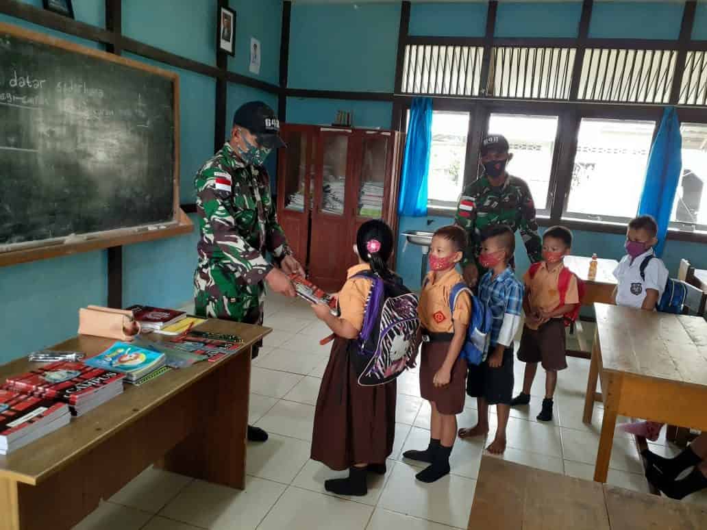 Berbagi Kebahagiaan di Hari Jumat, Satgas Yonif 642 Kapuas Bagikan Buku dan Alat Tulis