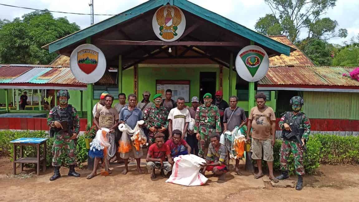 Tingkatkan Perekonomian Warga Erambu, Satgas Yonif 125 Berikan Bantuan Jaring Ikan