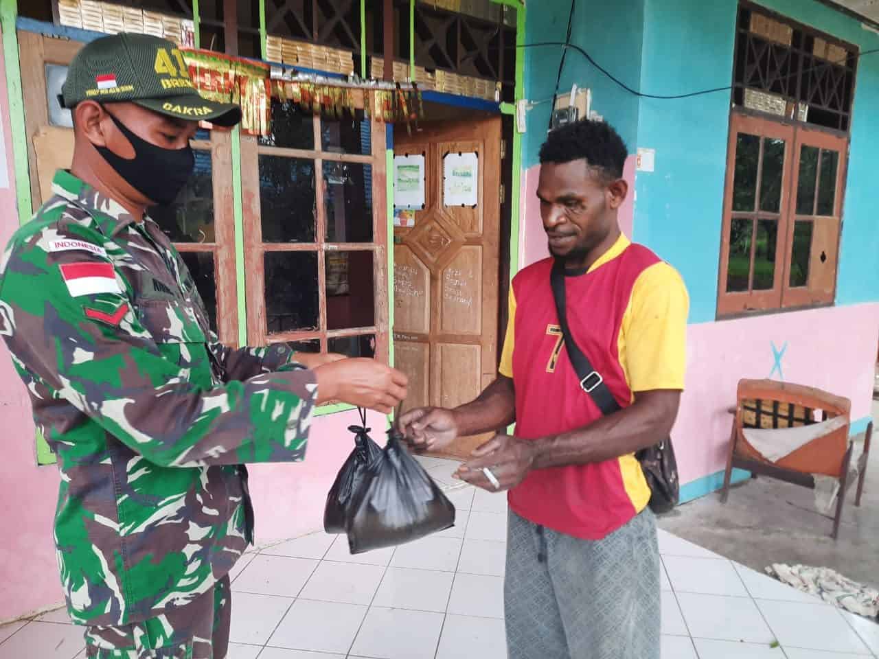 Sisihkan Bahan Makanan Untuk Warga, Satgas Yonif MR 413 Kostrad Berbagi Sesama