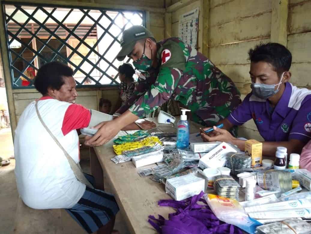 Satgas Pamtas RI-PNG Yonif Mekanis 516/CY Adakan Pengobatan Massal di Distrik Waropko