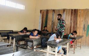 Peduli Pendidikan Anak Perbatasan, Satgas Yonif 407 Mengajar di SD Mini Sungai Tekam