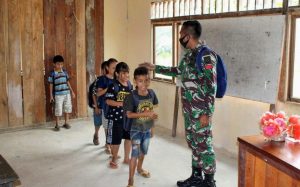 Peduli Pendidikan Anak Perbatasan, Satgas Yonif 407 Mengajar di SD Mini Sungai Tekam