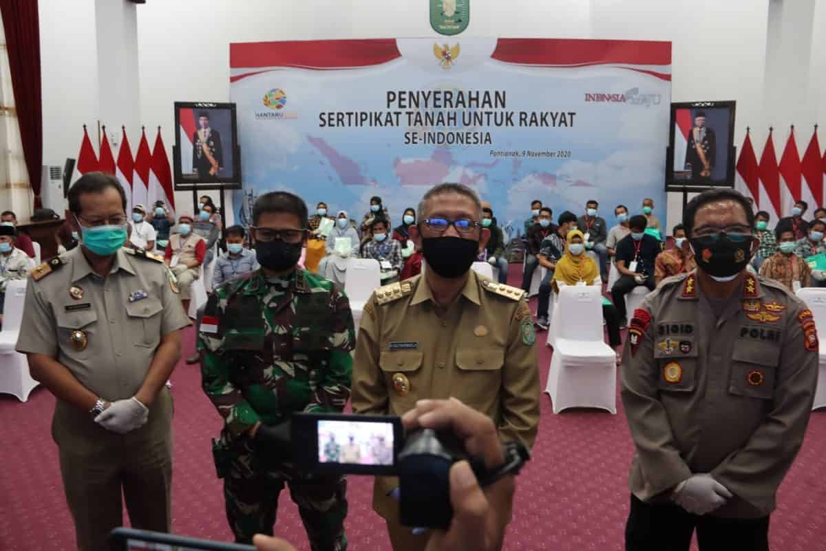 Pangdam XII/Tpr dan Forkopimda Kalbar Saksikan Penyerahan 1 Juta Sertifikat Gratis dari Presiden