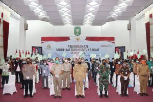 Pangdam XII/Tpr dan Forkopimda Kalbar Saksikan Penyerahan 1 Juta Sertifikat Gratis dari Presiden