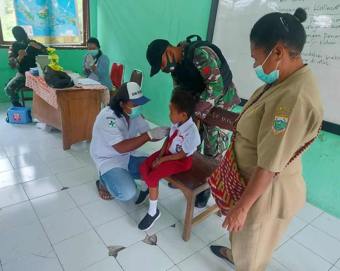 Satgas Yonif R 100 Gandeng Puskesmas Waris Berikan Imunisasi Kepada Murid SD Kanandega