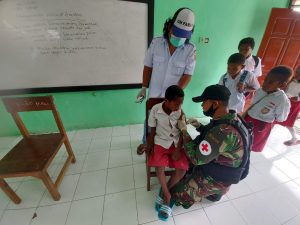 Satgas Yonif R 100 Gandeng Puskesmas Waris Berikan Imunisasi Kepada Murid SD Kanandega