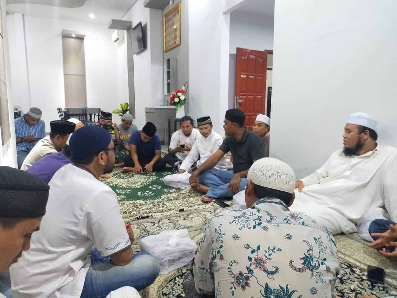 Buah Hasil Silaturahmi yang Apik oleh Danrem 162/Wb dengan Tokoh FPI dan Tokoh Masyarakat Karang Taliwang Kota Mataram Hasilkan Kesepakatan dengan Warga Secara Sukarela Menurunkan 2 Baliho Habib Rizieq Shihab
