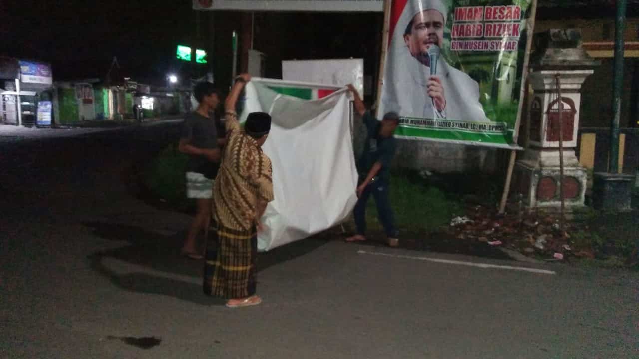 Buah Hasil Silaturahmi yang Apik oleh Danrem 162/Wb dengan Tokoh FPI dan Tokoh Masyarakat Karang Taliwang Kota Mataram Hasilkan Kesepakatan dengan Warga Secara Sukarela Menurunkan 2 Baliho Habib Rizieq Shihab Buah Hasil Silaturahmi yang Apik oleh Danrem 162/Wb dengan Tokoh FPI dan Tokoh Masyarakat Karang Taliwang Kota Mataram Hasilkan Kesepakatan dengan Warga Secara Sukarela Menurunkan 2 Baliho Habib Rizieq Shihab