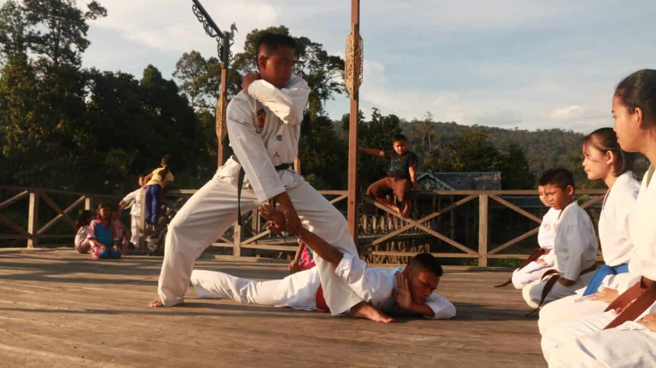 Selain Pencak Silat, Satgas Pamtas RI- Malaysia Yonif R 200/BN Latihkan Karate Anak Perbatasan