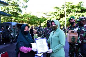 Peringati Hari Ibu Ke-92, Danrem 174/ATW Merauke Berikan Tali Asih Kepada Pedagang Keliling