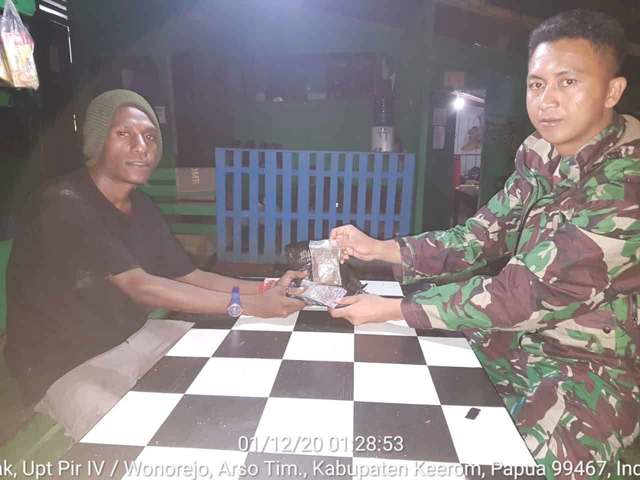 Di Kampung Wembi, Satgas Yonif Raider 100/PS Pos Wembi Amankan 2 Paket Ganja