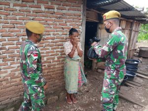 Sayangi Ibu Asuhnya, Satgas Yonarmed 3/105 Tarik Bagikan Bingkisan di Hari Ibu