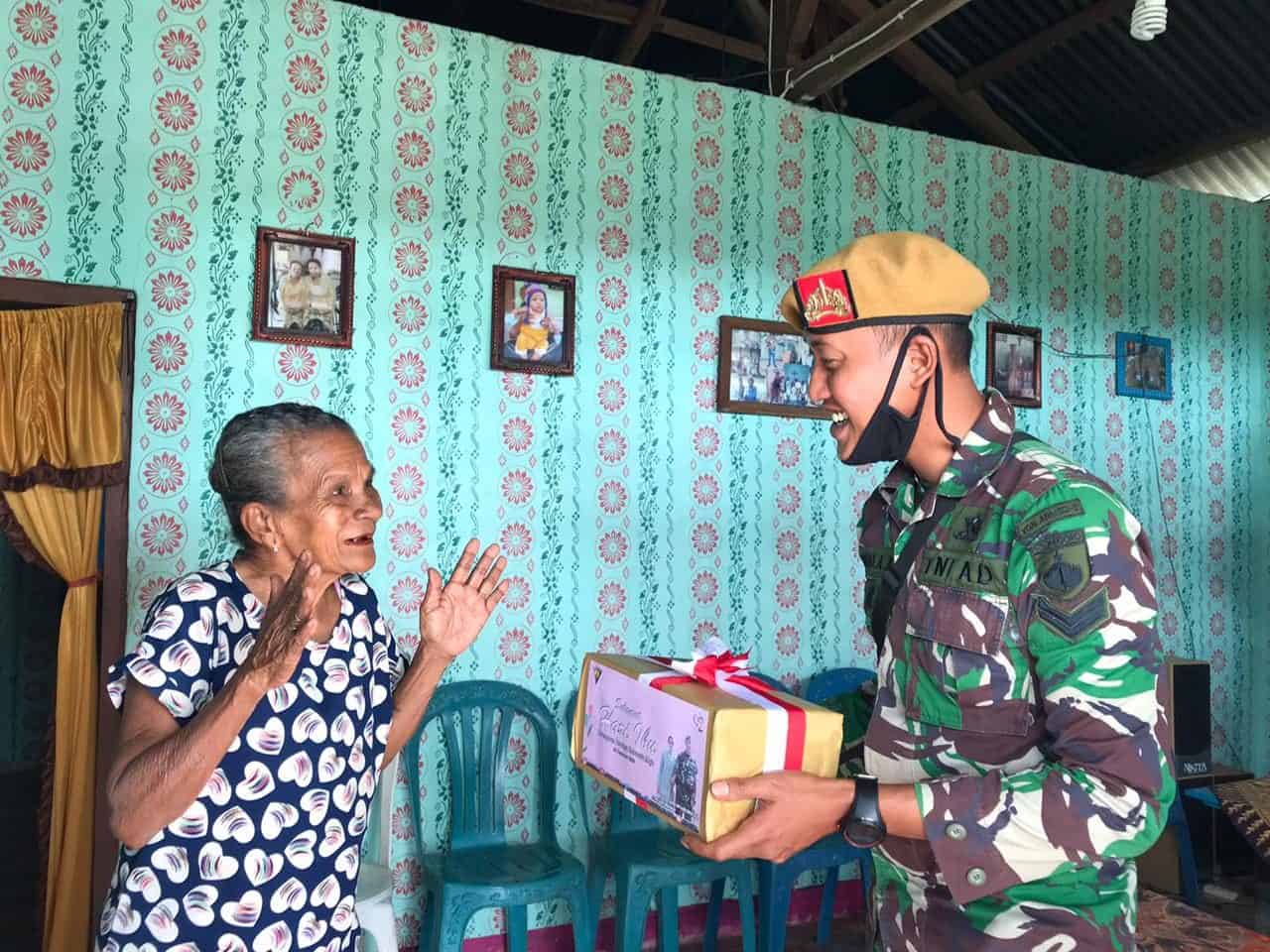 Sayangi Ibu Asuhnya, Satgas Yonarmed 3/105 Tarik Bagikan Bingkisan di Hari Ibu