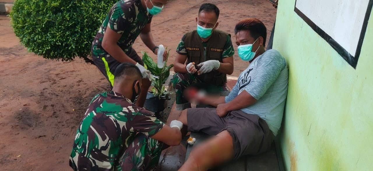 Luka Diserang Babi Hutan, Yanto Diobati Satgas Yonif 125/Si’mbisa