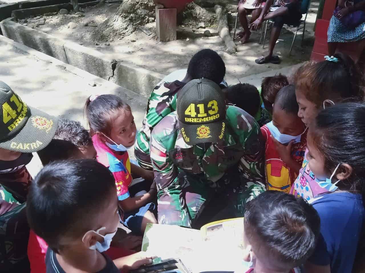 Ubah Truk menjadi Mobil Perpustakaan, Satgas Yonif MR 413 Kostrad Bantu Cerdaskan Anak Perbatasan RI-PNG