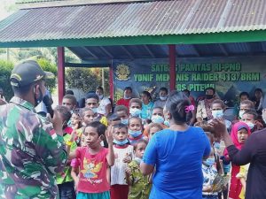 Rubah Truk Jadi Perpustakaan Keliling, Satgas Yonif MR 413 Kostrad Bantu Cerdaskan Anak Perbatasan RI-PNG