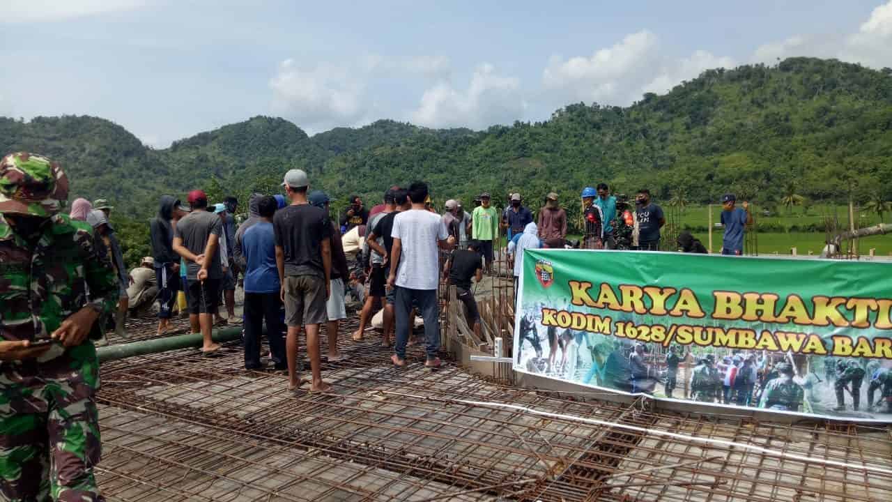 Kodim 1628/SB Bersama Masyarakat Gotong Royong Pengecoran Masjid Ar Rahman Desa Tepas Sepakat