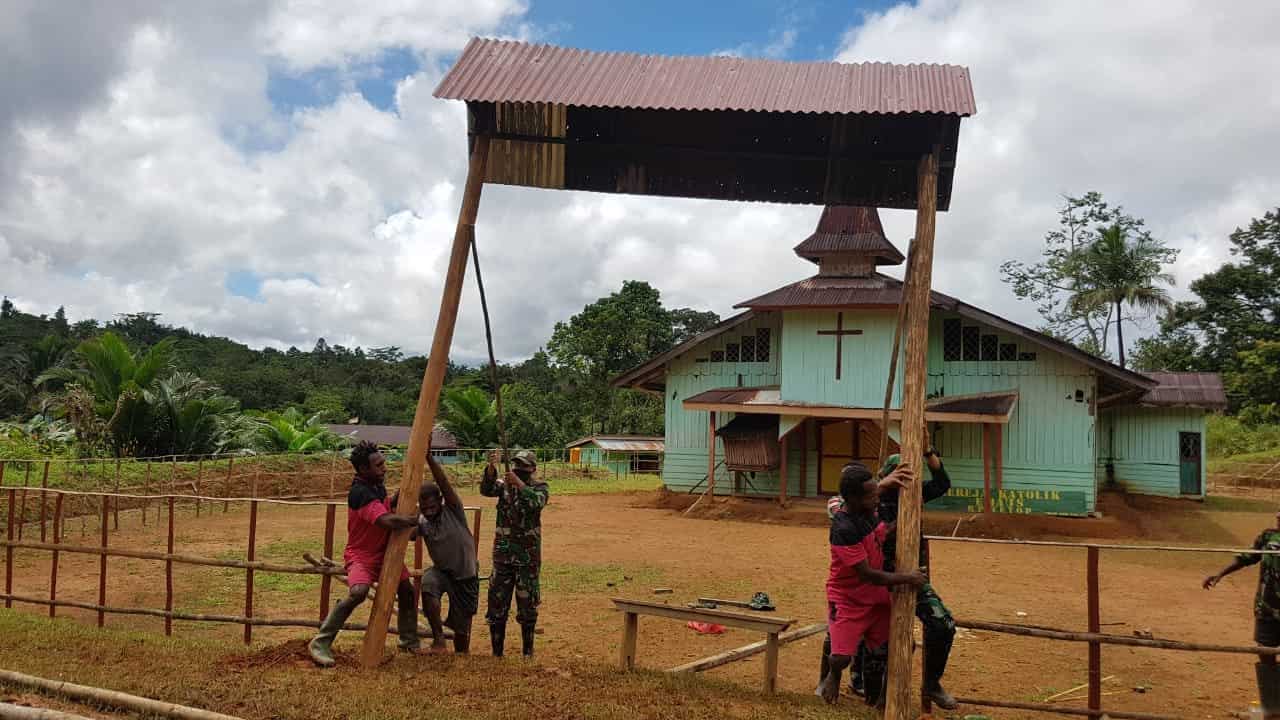 Peringati HUT ke-72 Infanteri, Satgas Pamtas Yonif 407/PK Laksanakan Karya Bakti Pembangunan Gereja Riam Sejawak