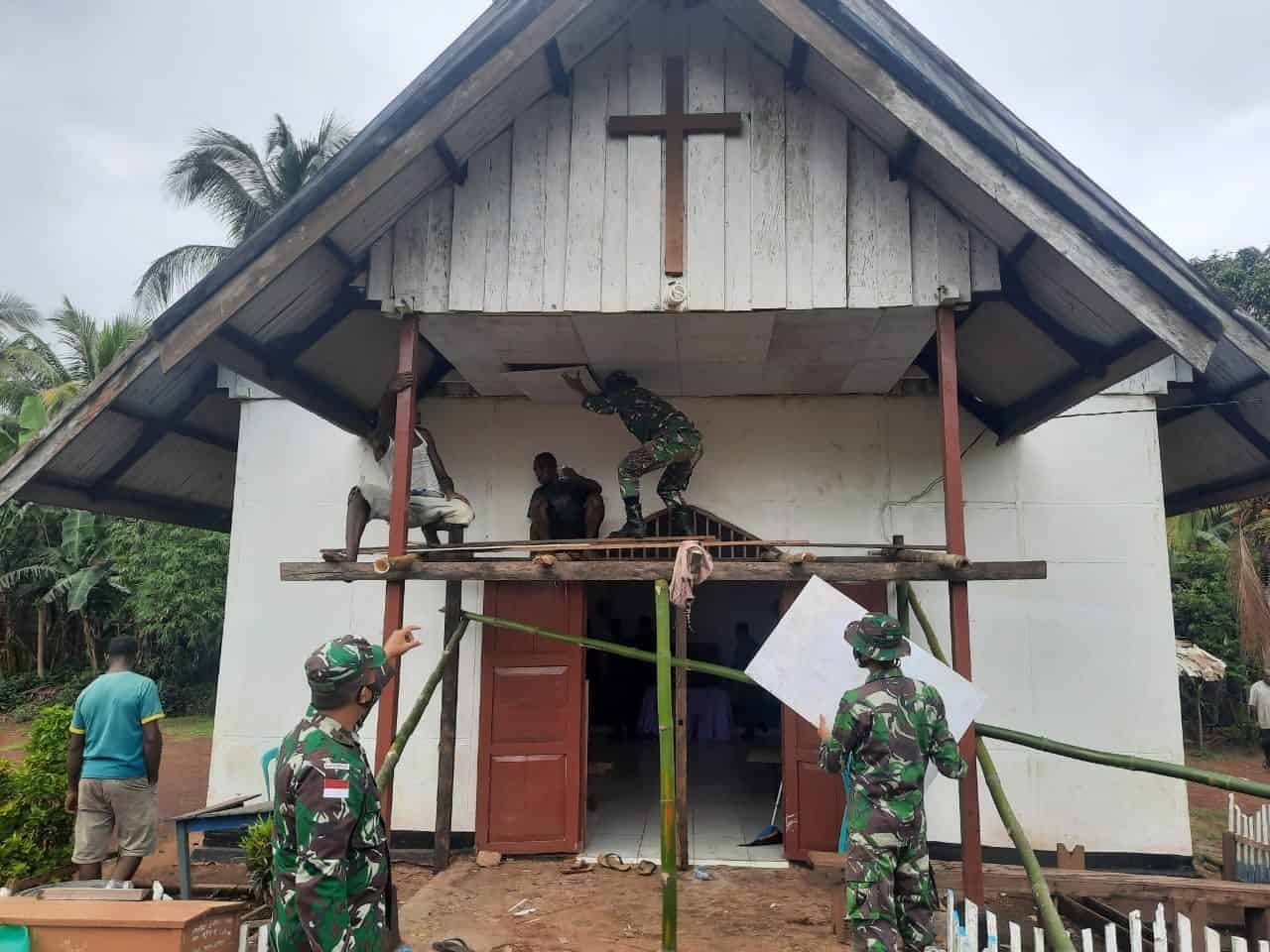 Jelang Natal, Satgas Yonif 125/Si’mbisa Bantu Memperindah Gereja Di Kampung Toray