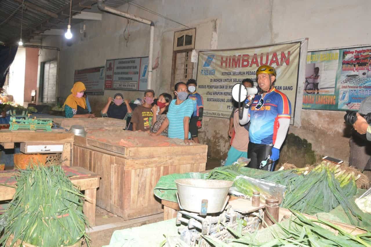 Sambil Gowes, Danrem 162/WB Sosialisasi Prokes Covid-19 Di Pasar Induk Mandalika