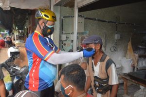 Sambil Gowes, Danrem 162/WB Sosialisasi Prokes Covid-19 Di Pasar Induk Mandalika