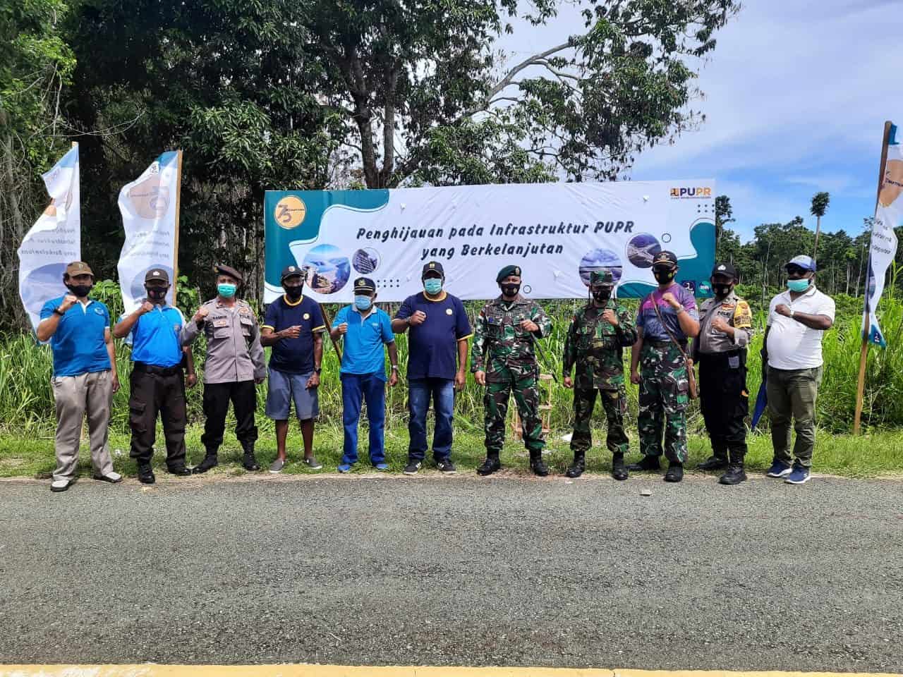 Peringati Hari Bhakti PUPR Ke-75, Satgas Yonif MR 413 Kostrad Tanam 1000 Pohon