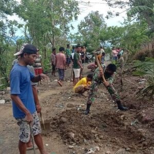 Gotong-Royong Satgas Yonif RK 744 Bersama Warga Kewar Buat Saluran Air