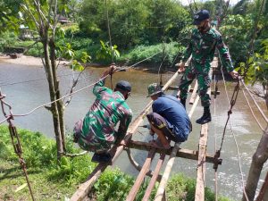 Satgas Yonif 642 Kapuas Bersama Masyarakat Perbaiki Jembatan Rusak