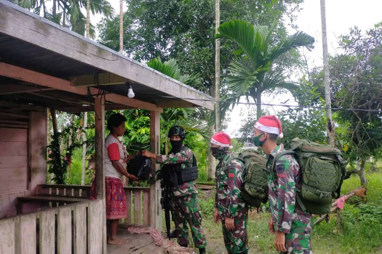 Hadirkan Sukacita Natal, Satgas Yonif Raider 100/PS Bagikan Bingkisan Kepada Warga Perbatasan RI-PNG