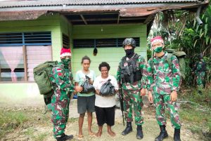 Hadirkan Sukacita Natal, Satgas Yonif Raider 100/PS Bagikan Bingkisan Kepada Warga Perbatasan RI-PNG