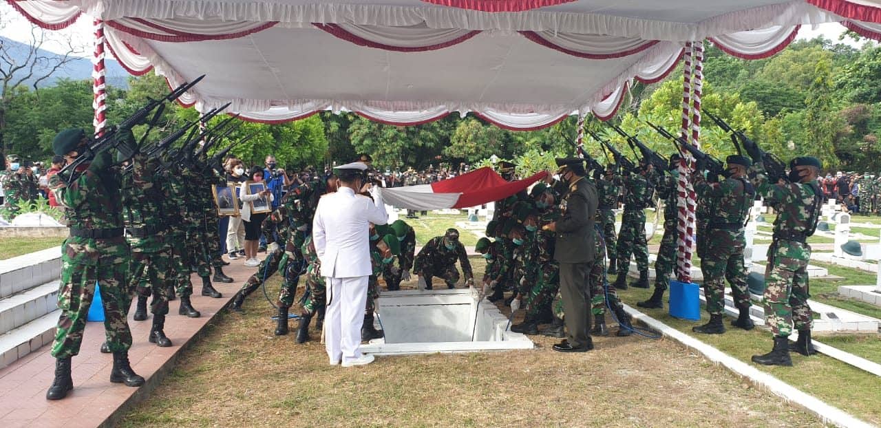 Korsahli Kasad Pimpin Upacara  Pemakaman Alm. Letjen TNI Herman Asaribab