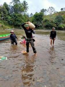 Satgas Pamtas RI-Malaysia Yonif R 200/BN Bantu Material Pembangunan Gereja