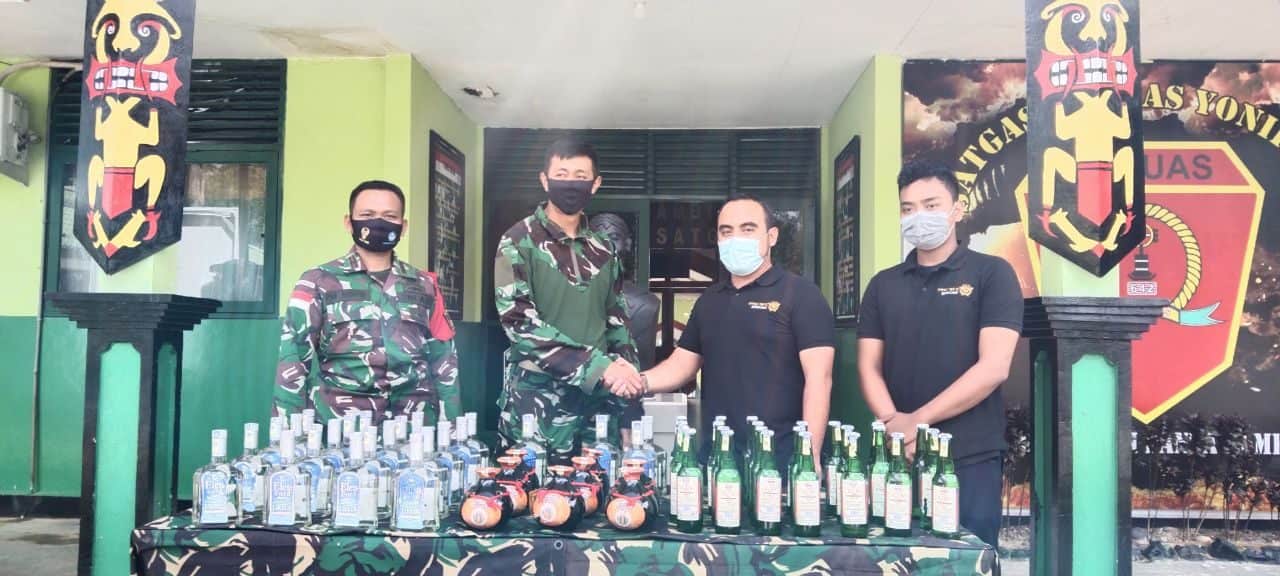 Satgas Yonif 642 Kapuas Amankan Pelaku Penyelundupan Minuman Keras