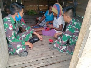 Bersama Warga Ubrub, Satgas Pamtas Yonif 312/KH Membuat Kerajinan Tangan Noken