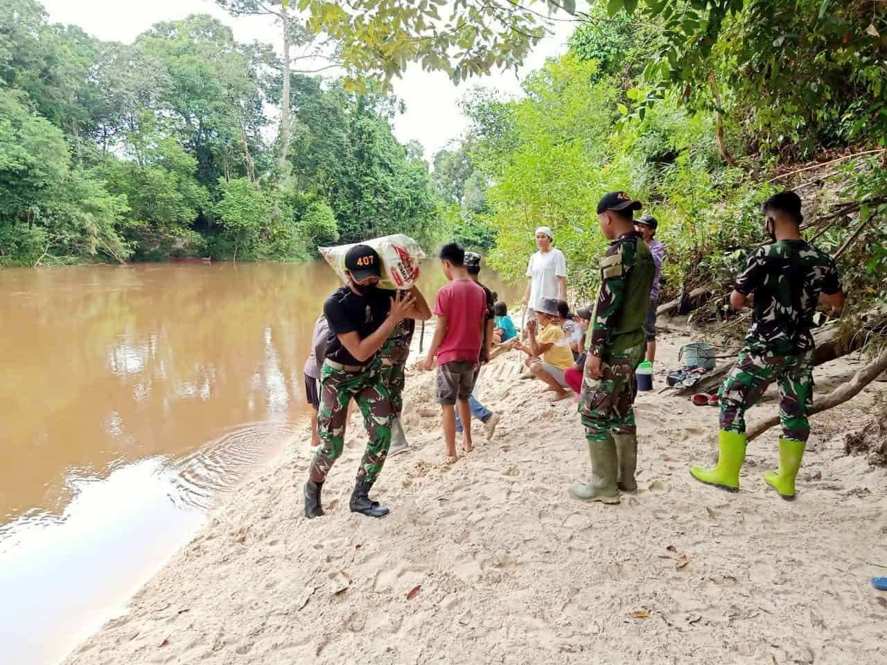 Bersama Warga Riam Sejawak, Satgas Yonif 407 Siapkan Pasir Pembangunan Gereja