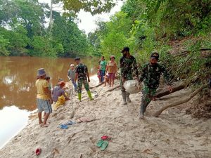 Bersama Warga Riam Sejawak, Satgas Yonif 407 Siapkan Pasir Pembangunan Gereja