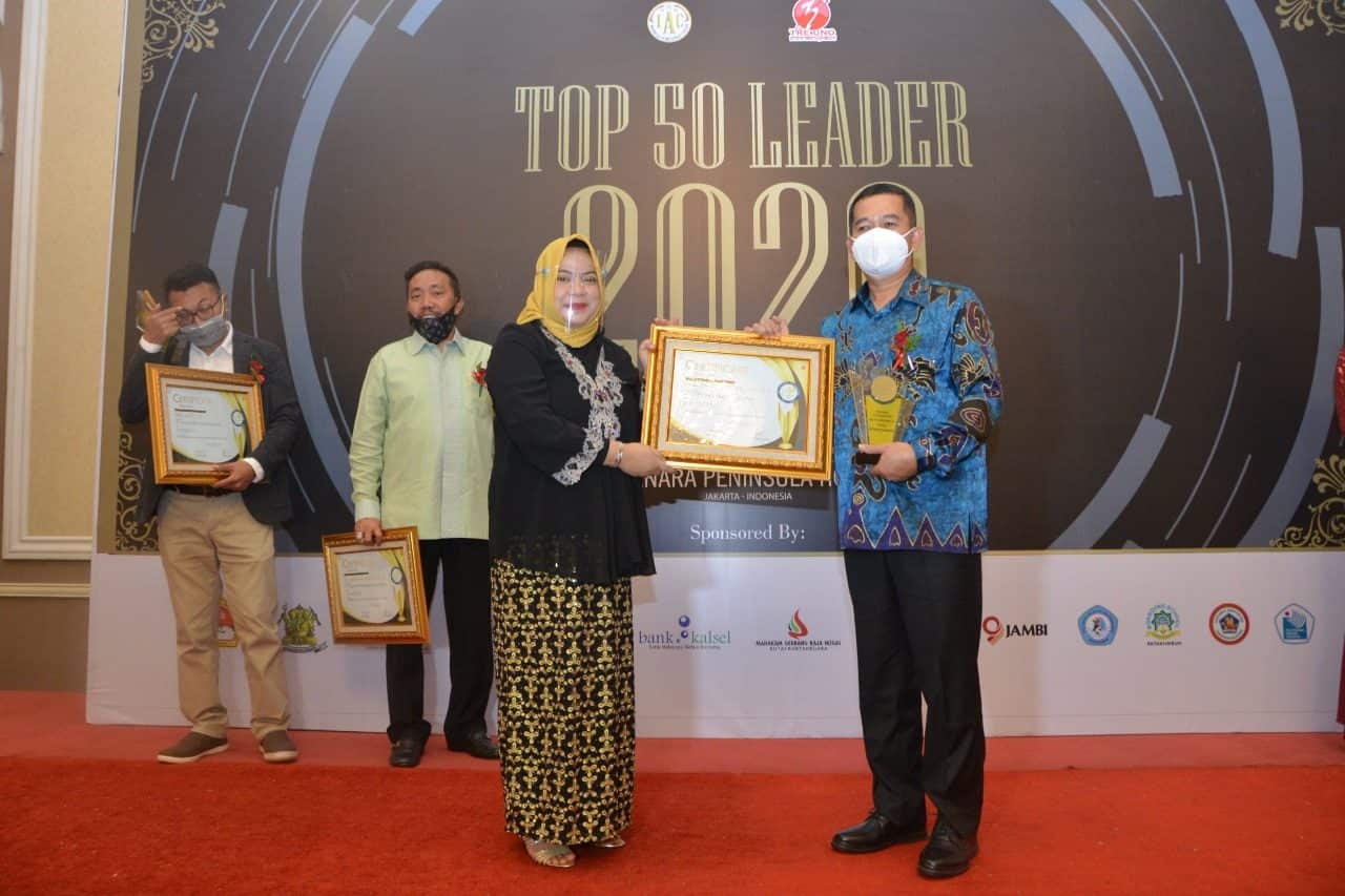 Komandan Politeknik TNI AD Terima Penghargaaan Top 50 Leader 2020
