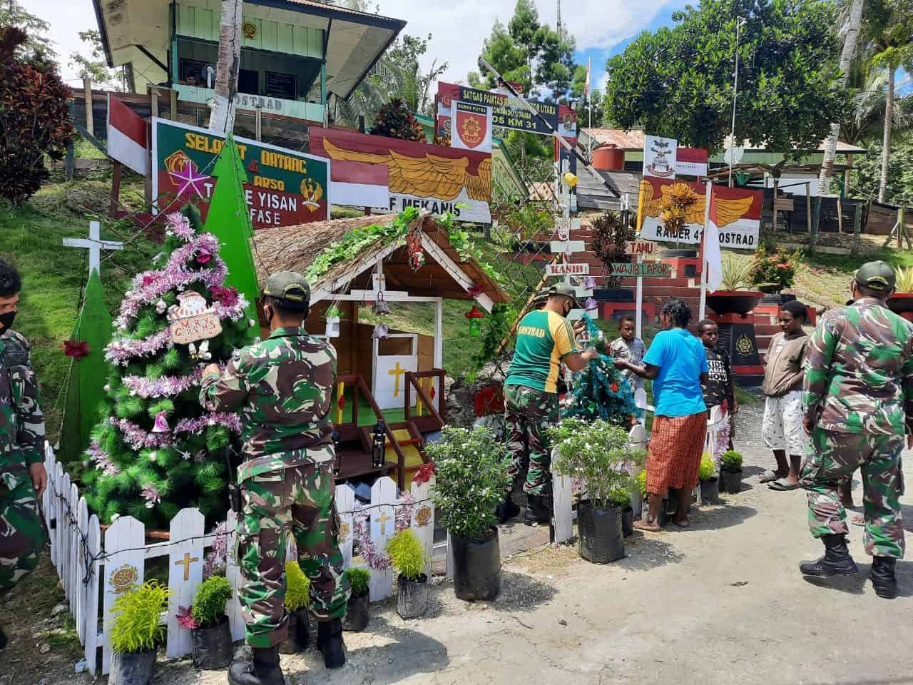 Bersama Masyarakat Perbatasan RI-PNG, Satgas Yonif MR 413 Kostrad Dirikan Pondok dan Pohon Natal