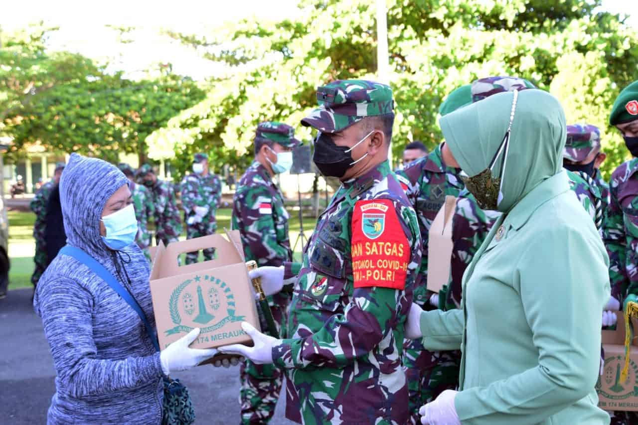 Peringati Hari Ibu Ke-92, Danrem 174/ATW Merauke Berikan Tali Asih Kepada Pedagang Keliling