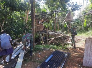 Satgas Pamtas Yonif Mekanis 516/CY Renovasi Rumah Saferia