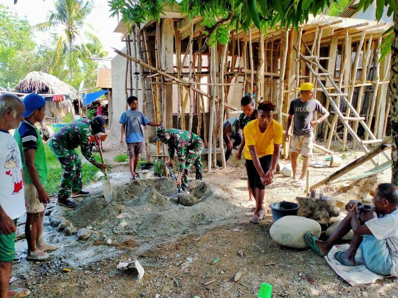 Manunggal Bersama Rakyat, Satgas Yonif RK 744/SYB Bantu Warga Bangun Rumah