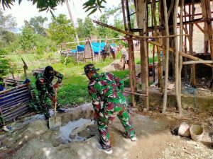 Manunggal Bersama Rakyat, Satgas Yonif RK 744/SYB Bantu Warga Bangun Rumah