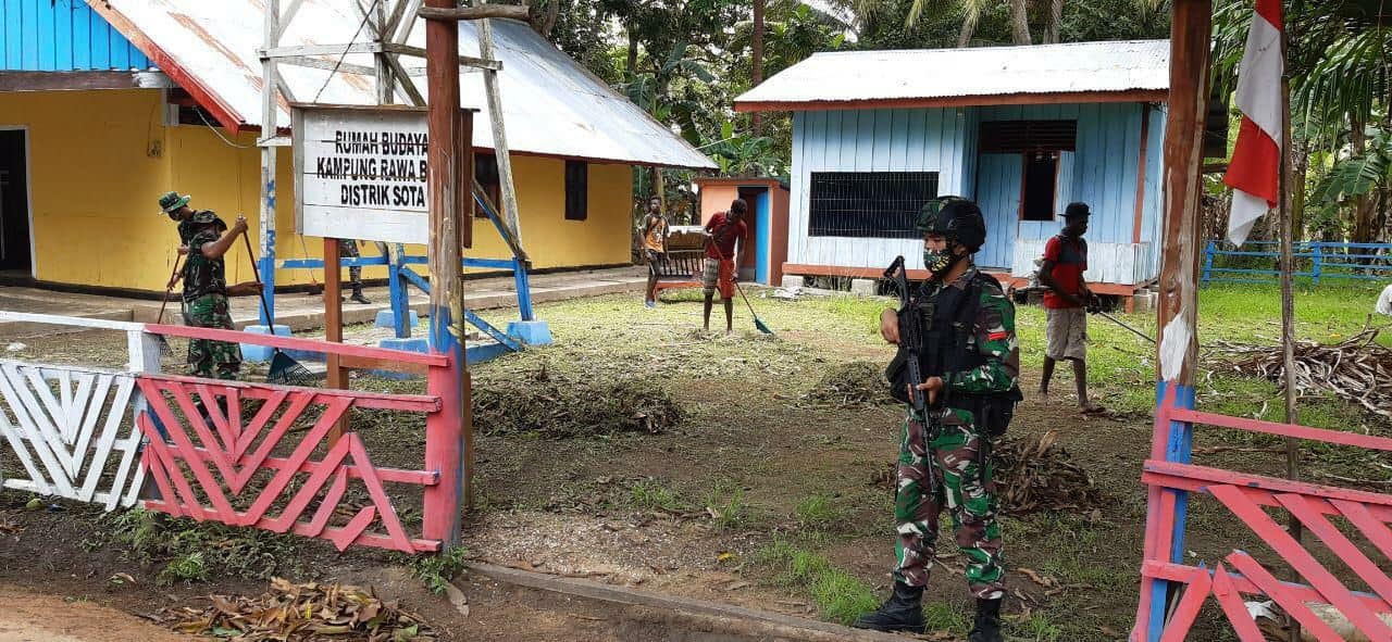 Wujudkan Kebersihan Lingkungan, Satgas Yonif 125 Bersihkan Pekarangan Rumah Budaya Rawa Biru